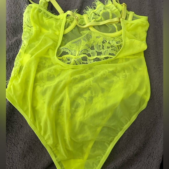 One piece top size small - Picture 2 of 4